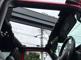 3ピースモジュラーハードトップの前部2ピースは簡単に脱付できオープンを気軽に味わえます。