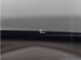 【HUD】ヘッドアップディスプレー装備!少ない視線・焦点移動で必要な情報を読み取れます。