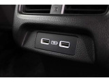 後部座席にも充電ソケットが装備されており、後部座席に座っている方も携帯電話等を充電することができます!