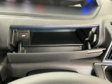 【インパネアッパーボックス】サッと取り出せてサッとしまえる、運転席の目の前にはボックスが装備されております!薄型のボックスティッシュなど収納可能☆