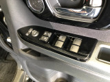 【窓操作部分】運転席のスイッチでは、すべてのウィンドーの開閉操作を行うことができます。