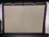後席には、日射しのさしこみをやわらげてくれるサンシェードが付いています。