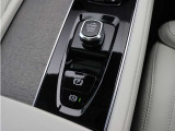 指先で触れる部分に緩やかなダイヤ目のローレットが施されたコントローラー。宝飾品を思わせる美しい仕上げは、ボルボのデザイナーたちの、ディテールに至るまで徹底されたこだわりの表れです。