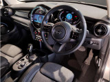 MINIは様々なオリジナルを作ることのできるお車です。専用のシートカバーも作成可能で御座いますので、ご希望の仕様など御座いましたらご相談くださいませ。きっとご希望のシートカバーの作成が可能です。
