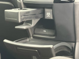 ★【あると便利な装備】収納式ドリンクホルダー/スマホトレー/アクセサリーソケット(DC12V)/USB接続端子が装備されています