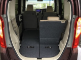 後席は分割可倒式で、用途に合わせてアレンジ可能。荷物の量や乗車人数に応じて柔軟に使える便利なシートです。