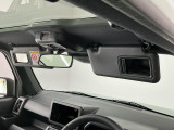 【サンバイザー】車内で身だしなみを整えるためのバニティミラーがセット。お化粧直しや髪型のチェックに活用できます。