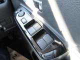 運転席ドアには各ウインドウの集中操作が可能となっています。