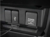 ◆USB接続端子◆スマホやiPodなどを接続して、いつもの音楽を車内でもお楽しみいただけます♪