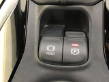 HOLD機能付きの電動パーキングブレーキ。HOLD機能を使用すると、信号待ちなどでフットブレーキから足を放しても、車は動かずそのまま停車してくれます。ドライブなど足が疲れた時には便利な機能です。