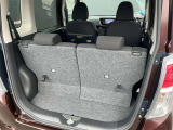 バックドアは大きく開きます。定員乗車時でも十分広いラゲッジスペースを確保しています