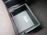 小物から大きな荷物までしっかり入れられる♪欲しい物が欲しい時にさっと取り出せる豊富な収納スペース♪助手席シートアンダーボックスは、便利な前後スライド式です!