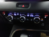 オートエアコンは左右席で独立温度コントロールが可能です。運転席はキンキンに冷やして助手席はマイルドにと言った設定が可能です。暑さ寒さでケンカすることもなくなりますね。