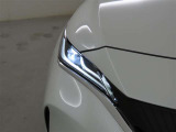 精悍な目つきのLEDヘッドランプを装備しております。
