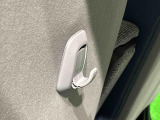 運転席&助手席の背面についたユーティリティフックには荷物がサッと掛けられます。