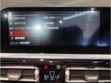 【ⅰドライブナビゲーション】文字情報も鮮明に表示する高解像度カラーディスプレイを採用。視認性に優れた地図デザインと特徴的な建造物を目印にした描写表示で現在位置を把握できます。地図データの更新も可能です