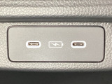 リアダクトの下には充電可能なUSB端子が2個ついています。移動中に充電もできるので便利です。