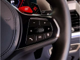 【ハンドル】ドライバーとBMW車の一体感がダイレクトに伝わるステアリングホイール。形状・太さへの拘りに加えて、操作性を高める為にスイッチ類も配置。クイックかつ安定のドライビングを体感下さい!