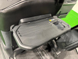 飲み物や食べ物を気軽に置ける格納式シートバックテーブルを、運転席と助手席の背もたれにご用意。車内の休憩も快適です!