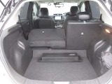 お荷物の量や乗車人数に合わせて使えるリヤシートは、ご覧のように倒すことが出来ますので便利です。