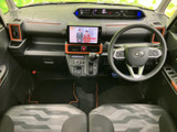 運転席まわりはメーターや画面が見渡しやすく、前方の視界も広々としています。シートには模様があしらわれ、足元にはゆとりがあり、運転する方も助手席の方もくつろげる空間です。