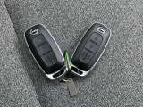 インテリジェントキー 持っていればドアノブのボタンを押せば施錠や施錠を解除 エンジンスタートボタンを押せばエンジンスタートといちいちポケット(鞄からキーを出さなくても良いんです)