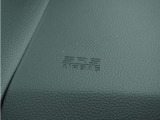 ◆助手席エアバッグ◆SRSエアバッグは、シートベルトだけでは防ぎきれない衝突時の衝撃から乗員を守るための安全装置。衝突時に瞬時に膨らみ、頭部や胸部がダッシュボードに直接衝突するのを防ぎます。