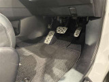 内装工程では、中古車を気持ちよくお乗りいただけるよう清掃しております。シートの洗浄はもちろん、ニオイの元となるフロアカーペットまで洗浄・消臭を実施。