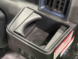 運転席側掘り込み式カップホルダー