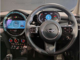 MINIは30kmと50kmのところに赤い印が御座います。多くのヨーロッパの国では一般道の法定速度が 30km(生活道) と 50km(市街道) に設定されており、それを分かり易くする為です。