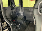 後席をはね上げれば、「もうひとつの荷室」が生まれます。