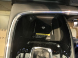 ワイヤレス充電器を搭載。スマートフォンを置くだけで充電可能。