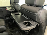 シートバックテーブルを装着しています!車内での軽食などに便利です!