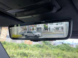 クリアサイトインテリアリアビューミラーは車体に装備したカメラによって、後方の映像がミラーに映し出されます。ミラーユニット下部のレバーで簡単にモード切替も可能です。