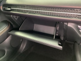 助手席の前にあるグローブボックスです。小物の収納に便利です。