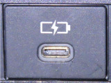 充電用USB端子を装備しております。