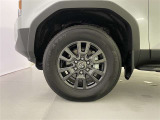 機敏さを引き立てる純正アルミ 265/65 R18 装着!