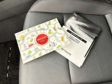 メンテナンスノート、取扱説明書ですね。 車の情報が凝縮されています。 車の整備記録が記載されている大事な物ですよ。