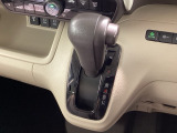 インパネシフトを採用しているので、前席の足元も広々としています。運転席と助手席の行き来もスムーズです!