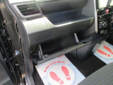車検証等を入れられるグローブボックスです。
