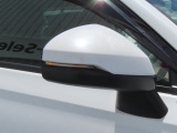 【LEDドアミラーウインカー】ドアミラーにウィンカーが付いているので、周りの車がウインカーやハザードに気付きやすくなります。右左折時や車線変更時の事故を防ぎ、安全に走行できます。