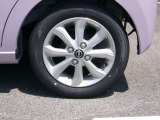 日産純正のアルミホイールです。足元からかっこよく決まってます。