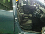 すわり心地の良い運転席・助手席です。長時間のドライブの疲れ軽減に貢献します。どうぞ快適なドライブを。