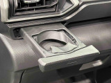 プッシュ式オートオープンカップホルダーが助手席にも装備