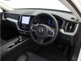 インストルメントパネルは僅かに運転席側へと傾けられているほか、余計なスイッチ類を可能な限り排し、運転に集中しやすい環境を造り出しています。