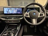 【ハンドル】ドライバーとBMW車の一体感がダイレクトに伝わるステアリングホイール。形状・太さへの拘りに加えて、操作性を高める為にスイッチ類も配置。クイックかつ安定のドライビングを体感下さい!