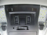 運転席・助手席両側で使いやすい、オーバーヘッドの両側パワースライドドア操作スイッチです。