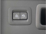 【パワーバックドア】スマートキーや運転席のボタンを押すだけでリアゲートが自動で開閉します。両手に荷物を持っている時や高い位置のバックドアを閉める際に便利な機能です。