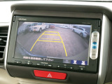 バックカメラの画像です。ガイドラインがスムースな車庫入れをサポートいたします。車庫入れの安心感がアップしますね。