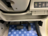【運転席アンダートレー】タオル等置くのに便利